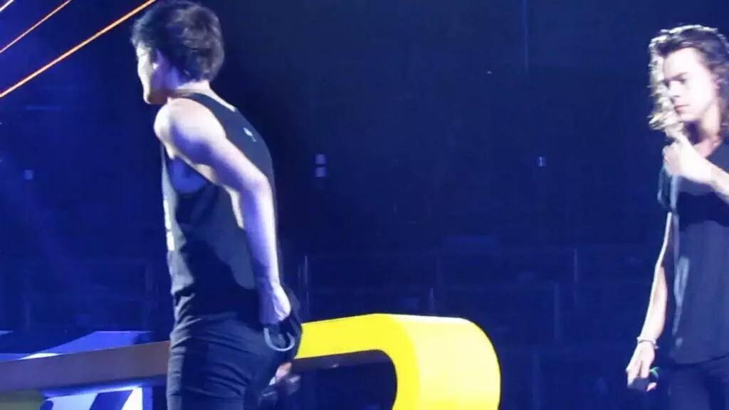 LARRYPHOFFICIAL's tweet photo. Remember when harry checks his husband's arse..
Larries be like:
 -R #EMABiggestFans1D http://t.co/TIceaGCm14