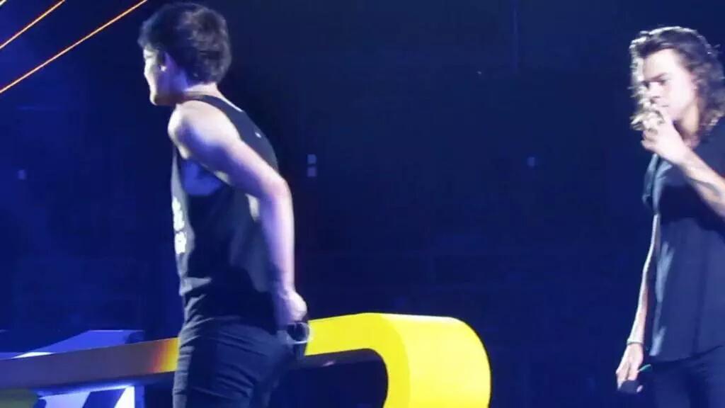 LARRYPHOFFICIAL's tweet photo. Remember when harry checks his husband's arse..
Larries be like:
 -R #EMABiggestFans1D http://t.co/TIceaGCm14