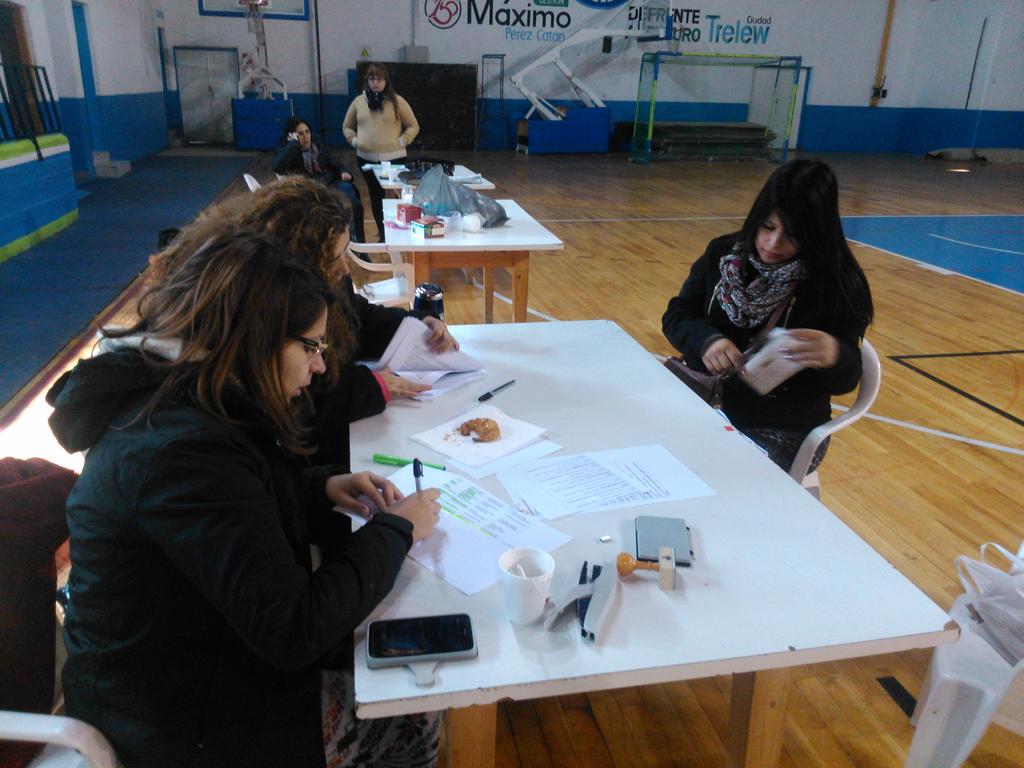 munitw's tweet photo. Municipalidad #Trelew continúa con la firma de convenios de     Preadjudicatarios de Lotes Sociales @munitrelew http://t.co/pV4CnY4JaK