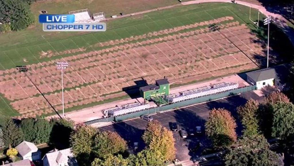 BleacherReport's tweet photo. Groundskeepers accidentally spread weed killer instead of fertilizer on HS football field http://t.co/foA60tkUyx http://t.co/apOHS0zG0j