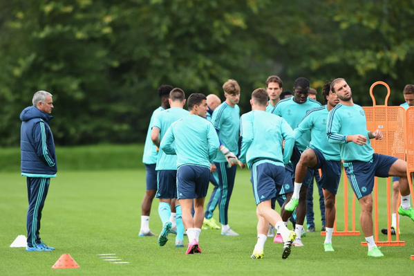 chelseafc_indo's tweet photo. Jose Mourinho menegaskan kebersamaan di dalam tim... http://t.co/fgR7Ez5lUU #CFCIndo http://t.co/iv40Pxy4RC