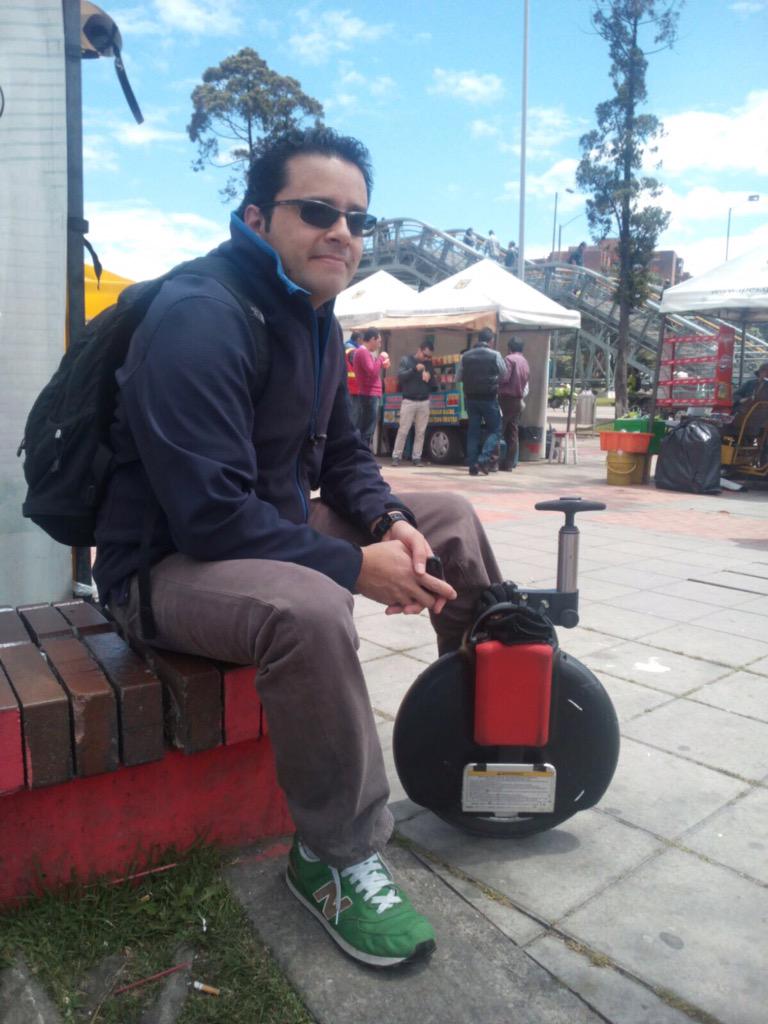 SITPradio's tweet photo. El monociclo eléctrico, medio de transporte de un usuario de @TransMilenio al aire en @SITPradio 🎤📻 http://t.co/Xliv8IOSAm