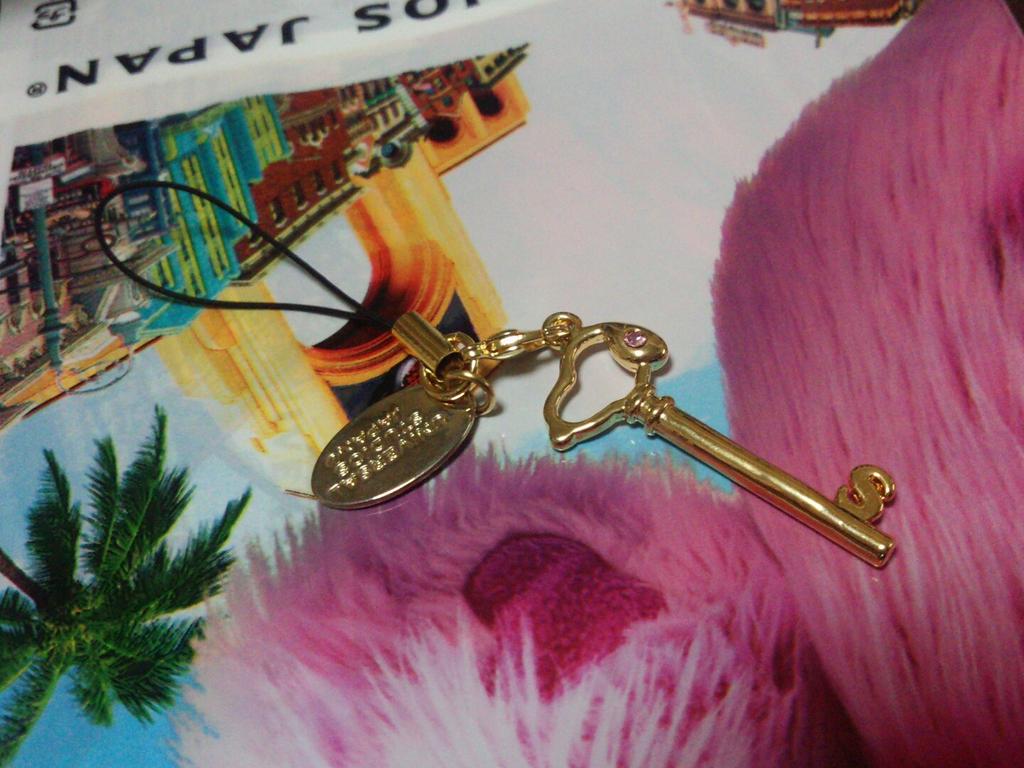 夏音鈴乃 Usjで買った スヌーピーのストラップ お揃いのやつらしかったけど もう1個は友達にあげた 笑 Http T Co Shhsfmpb4c