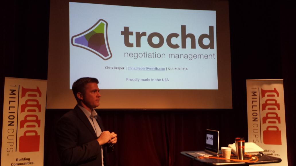 SimpsonNews's tweet image. RT@WDMBI: @onemillioncupsdsm Simpson's Chris Draper introducing a new company out of Emerge at Simpson College.