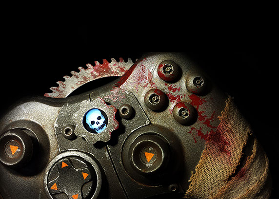 XboxItalia's tweet photo. Un epico controller di #GearsOfWar. 
[credits: http://t.co/7lB1LfY35W] http://t.co/EPn7W89ODB