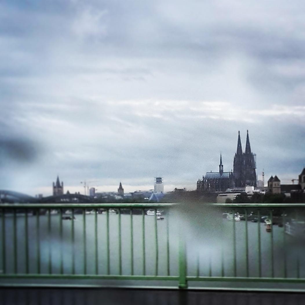 rmorkramer's tweet photo. Dom und Rhein und Regen. Und raus. #Köln http://t.co/wkRIdXABNF