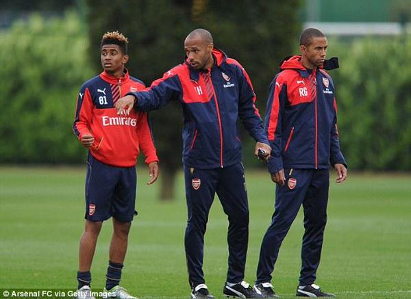 MarcaFutbolint's tweet photo. Y vosotros tan tranquilos y hoy a las 16h en el Olympiacos-Arsenal de la #YouthLeague se estrena Henry como técnico. http://t.co/dm47aWKdmE