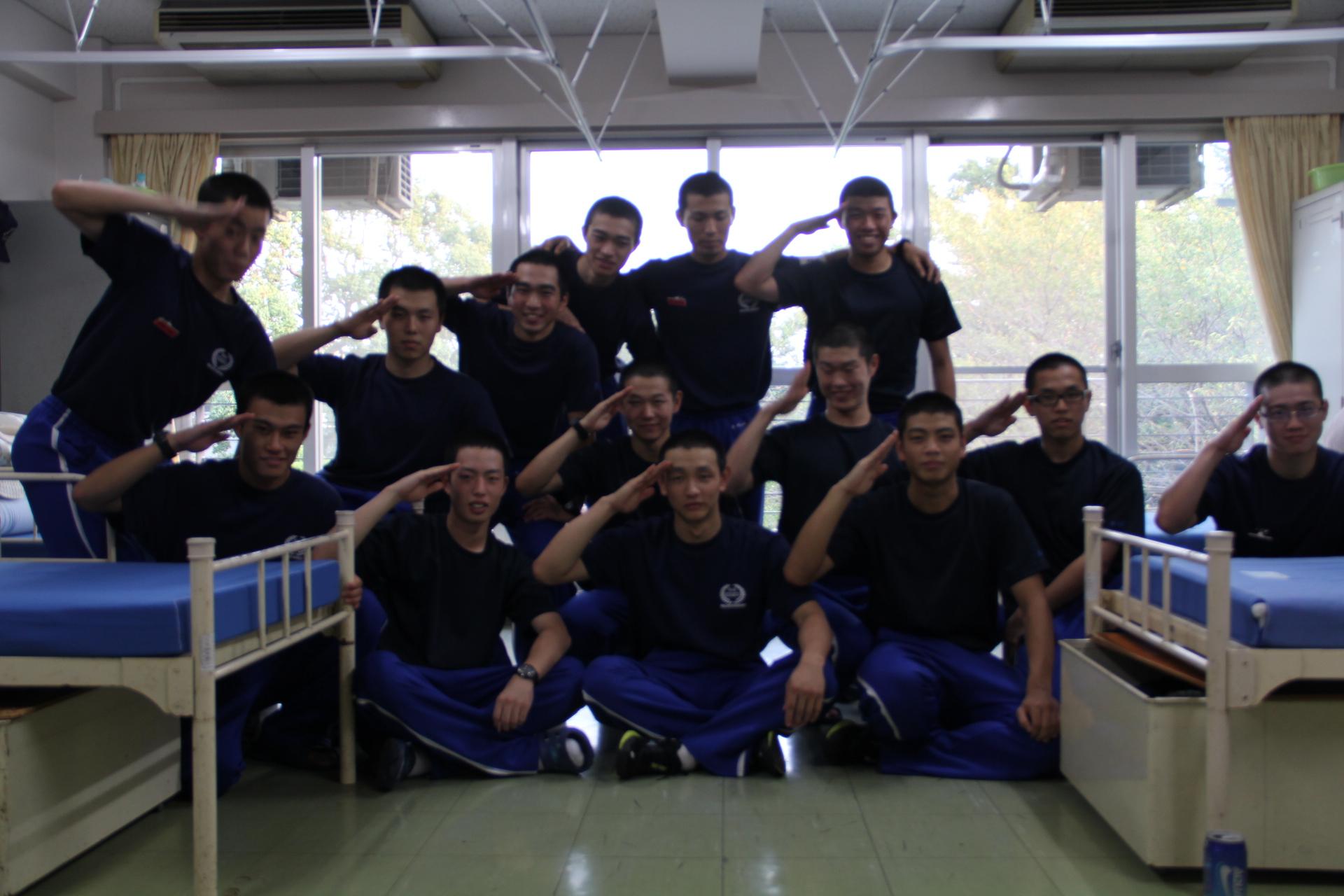 熊本県警察本部 警察学校通信 ポリスcool 同期の絆 写真は我々の自宅 学生寮で撮影しました 皆 授業や訓練は真剣に 自由時間は仲良く生活しています 同期の絆は一生続く その第一歩である寮生活は まさに一生に一度の宝物です Http T