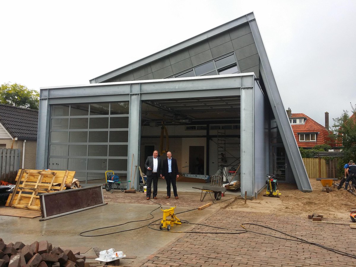 Bramus14's tweet photo. Burgemeester @hmostendorp @gembunnik op bezoek bij nieuwe kazerne @BrandweerBunnik bij  @AJvanderTol http://t.co/fzREQoOLvl