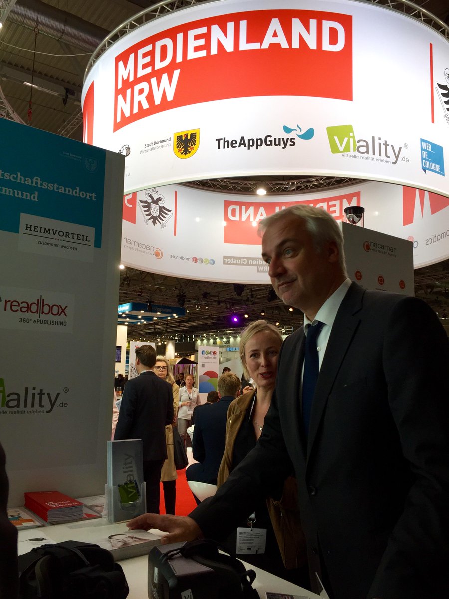 MedienNRW's tweet photo. Minister @GarreltDuin interessiert sich für die jungen Unternehmen @viality und #PowerJack #dmexco2015 http://t.co/NN1k9NxgCM