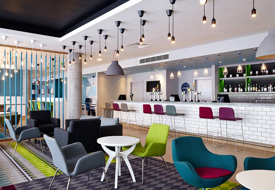 HIXAberdeen's tweet photo. Choose us if you @visitabdn. We're #stylish and a drink at our bar is perfect #humpdaymotivation #holidayinnexpress http://t.co/1WBuEgDqDR