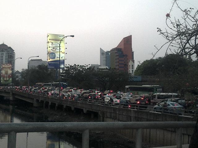 Lalin gatot subroto  depan mall central park arah grogol padat merayap <a href="/TMCPoldaMetro/">TMC Polda Metro Jaya</a>