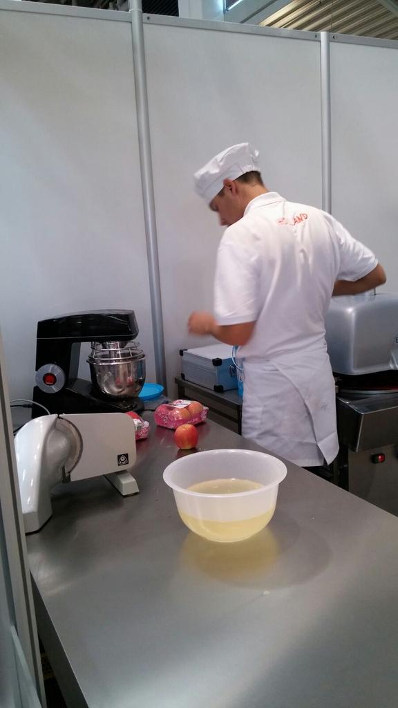 krismsd's tweet photo. Onwijs bedankt @CooperatieBeko @RGuldemundt een top machine de teddy bear! #ibacup2015 2de plaats met @Timsen18 http://t.co/E24nzQQn0O