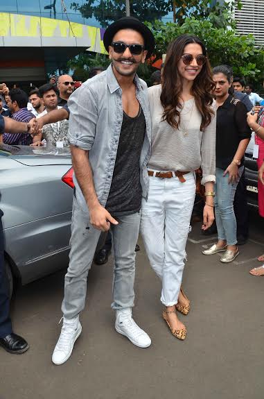 AanamC's tweet photo. Some couple style inspiration from the super stylish Deepika Padukoneโ & Ranveer Singhโ <3
#WhatWhenWearLoves http://t.co/qUjqGEObS1