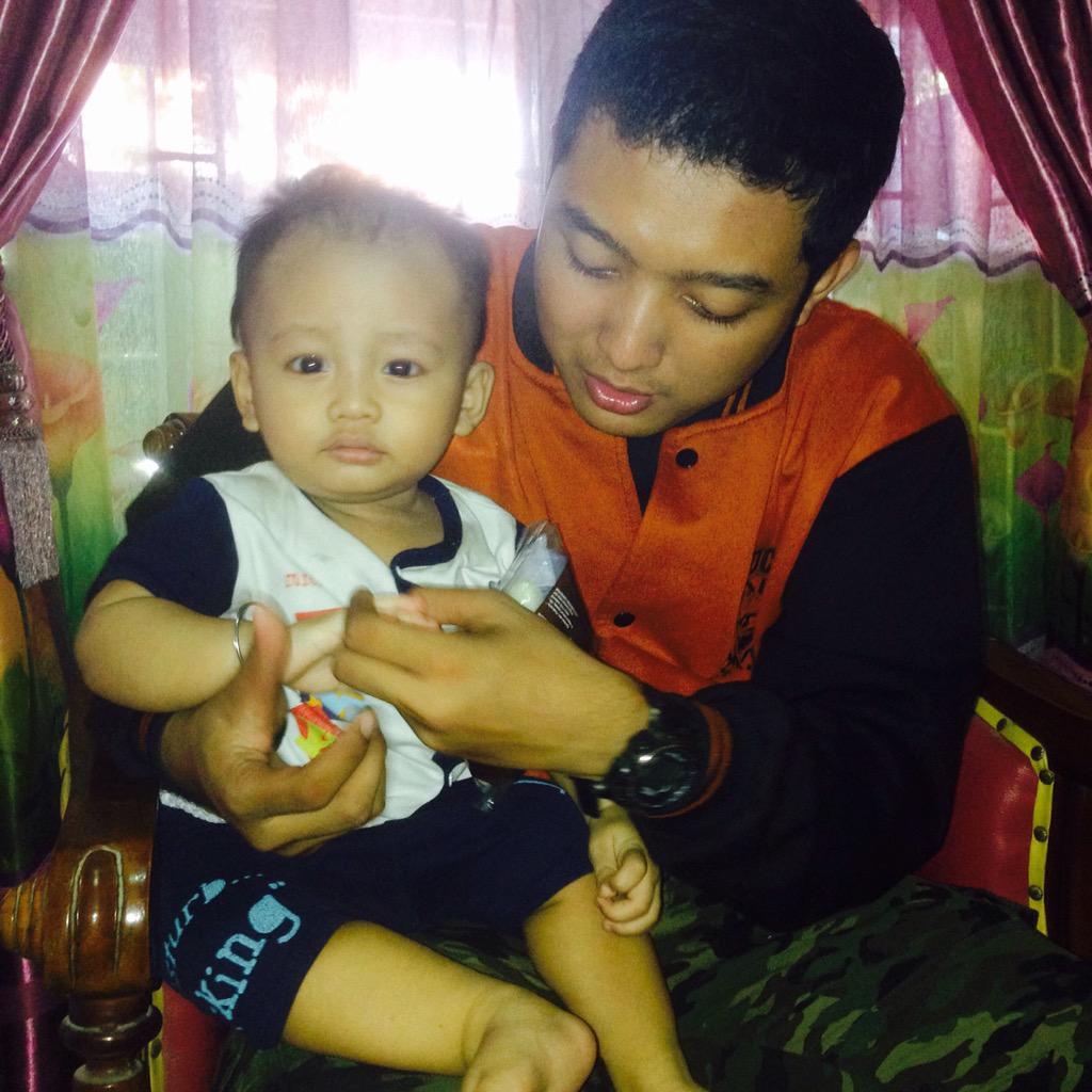 Andiamaniar_N's tweet photo. Yeyeye hanifnya tidak nangis di pangku sama om dary :* :D @DaryKusuma_ http://t.co/XCfz10vO4Q