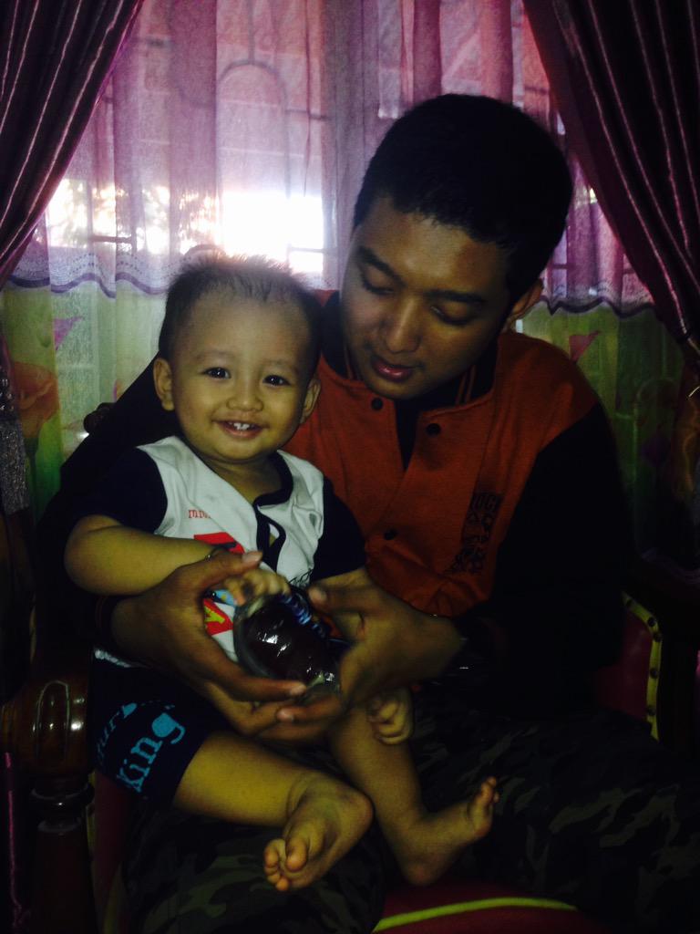 Andiamaniar_N's tweet photo. Yeyeye hanifnya tidak nangis di pangku sama om dary :* :D @DaryKusuma_ http://t.co/XCfz10vO4Q
