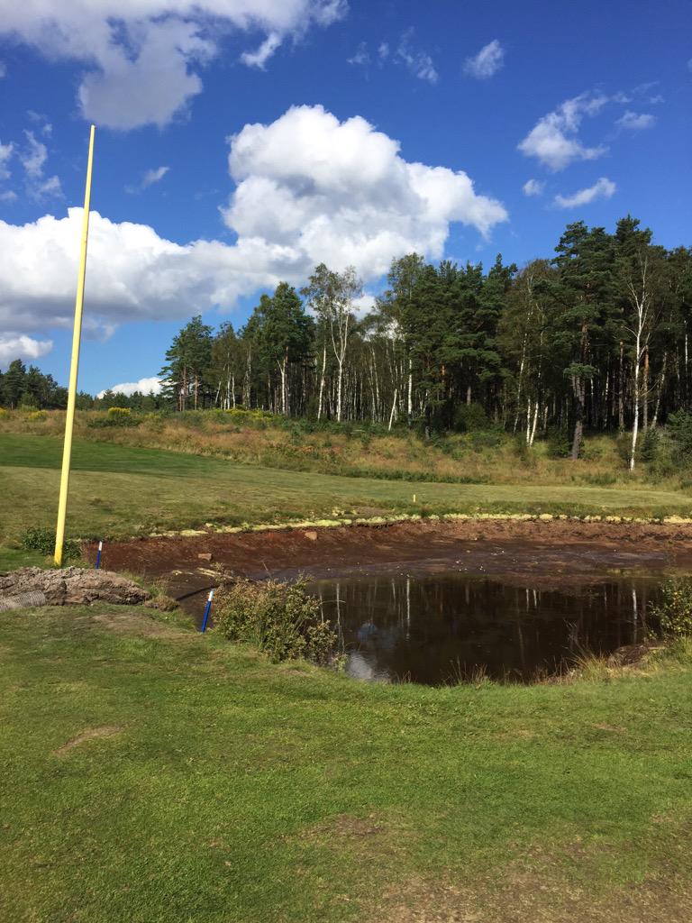 PartilleGK's tweet photo. Arbetet med att fylla igen första dammen på hål 14 är igång. Under arbetets gång spelas det som ett Par 3. http://t.co/Tz2RyclSlZ