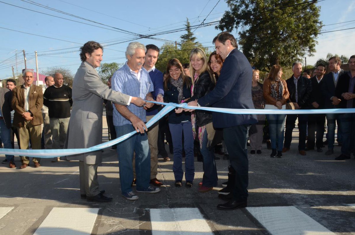 MuniCba's tweet photo. . @ramonjmestre inauguró 18 cuadras de pavimento en Argüello. https://t.co/9vaxQ4PCKE http://t.co/dBeAZGwUKU