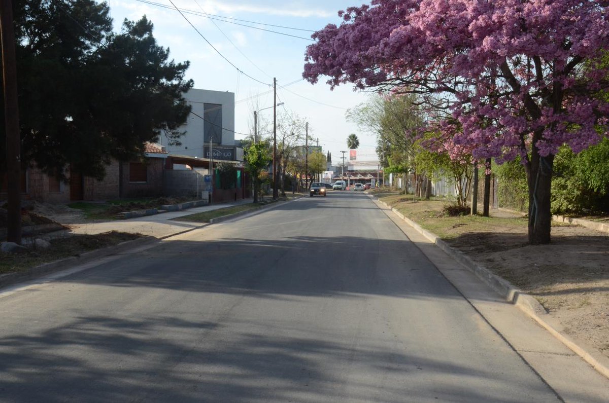 MuniCba's tweet photo. . @ramonjmestre inauguró 18 cuadras de pavimento en Argüello. https://t.co/9vaxQ4PCKE http://t.co/dBeAZGwUKU