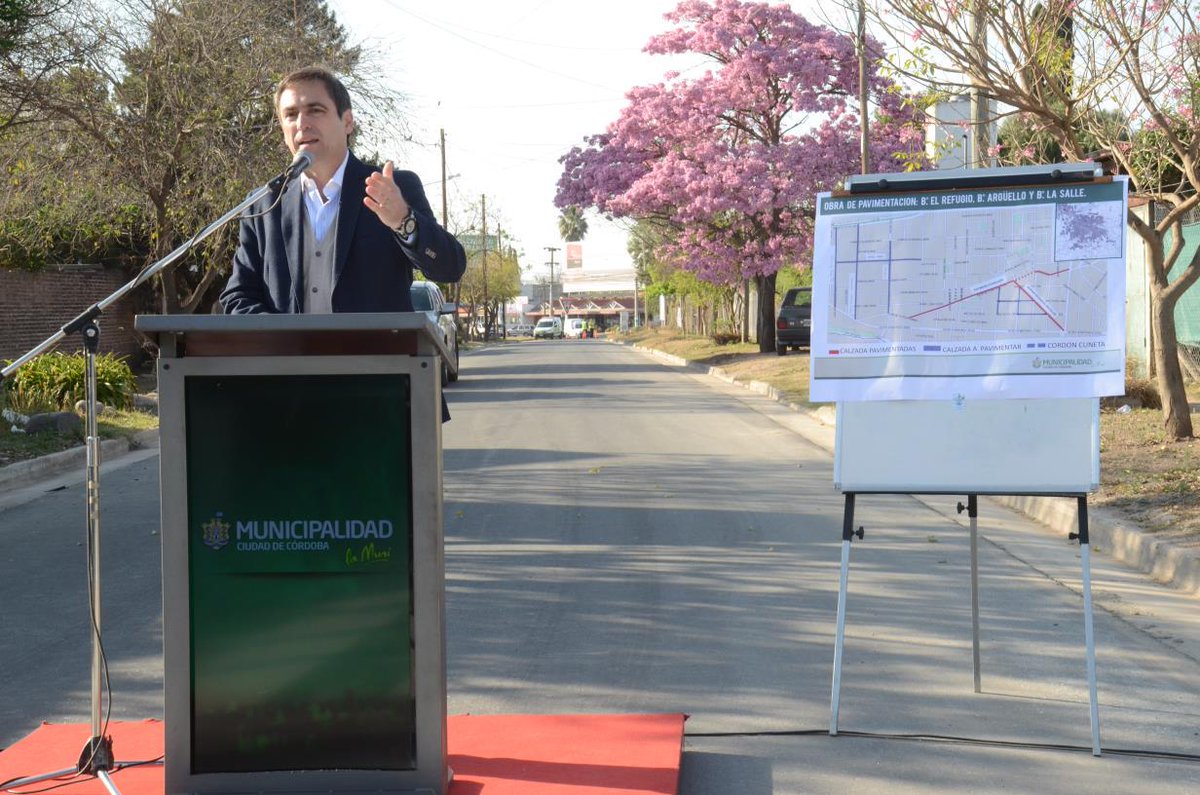 MuniCba's tweet photo. . @ramonjmestre inauguró 18 cuadras de pavimento en Argüello. https://t.co/9vaxQ4PCKE http://t.co/dBeAZGwUKU