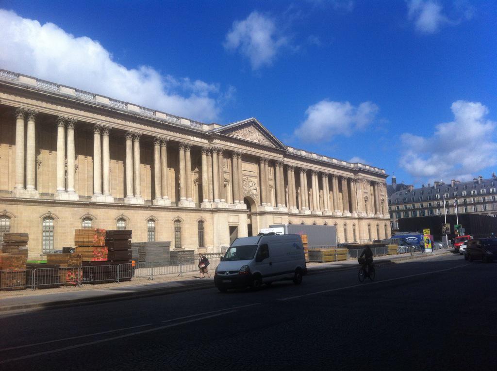 VicenTechGC's tweet image. Going to the louvre museum