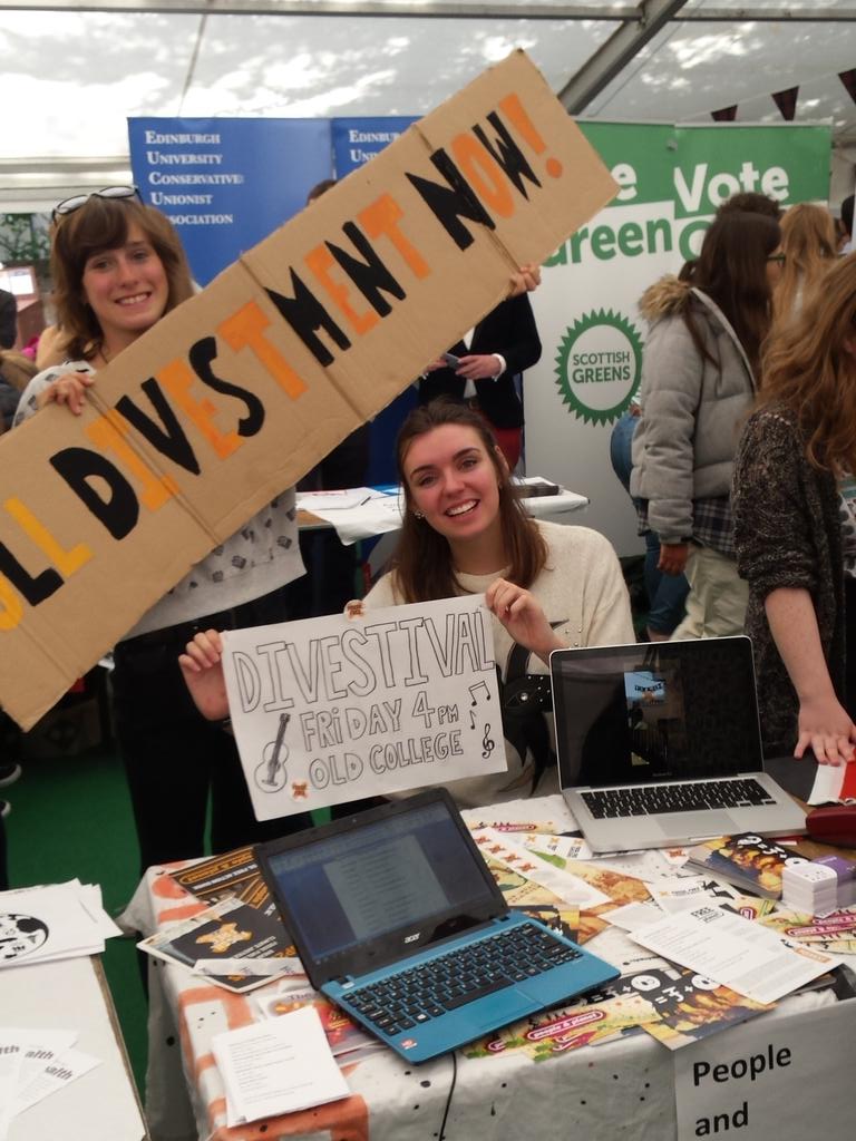 EdUniPandP's tweet photo. Come visit us at the #edfreshers fair. Find out what we get up to &amp;sign our petition to get @EdinburghUni to #divest http://t.co/W6vof4midZ