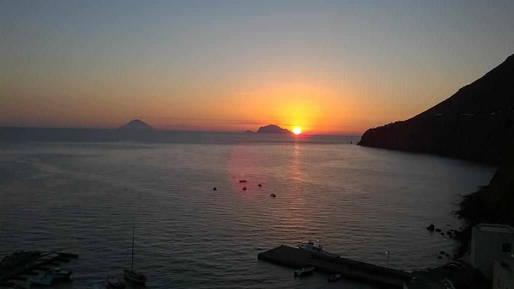 AliceMondo's tweet photo. @isoladisalina meraviglia e' svegliarsi e ammirare tutto ciò #salinal'isolachec'é# http://t.co/9NekvR75lx