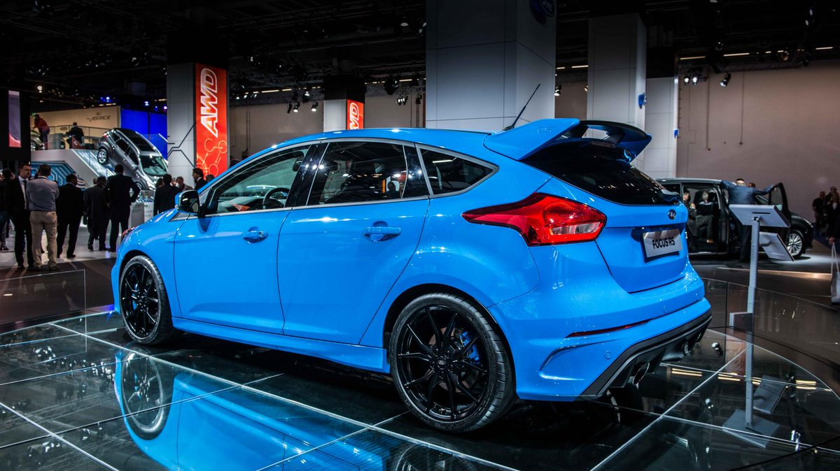 BBC_TopGear's tweet photo. Ford's new 345bhp Ford Focus RS will do 0-62 in 4.7s and hit 165mph. And cost under £29,000. Watch out, Golf R... http://t.co/npaFq0Oc2B