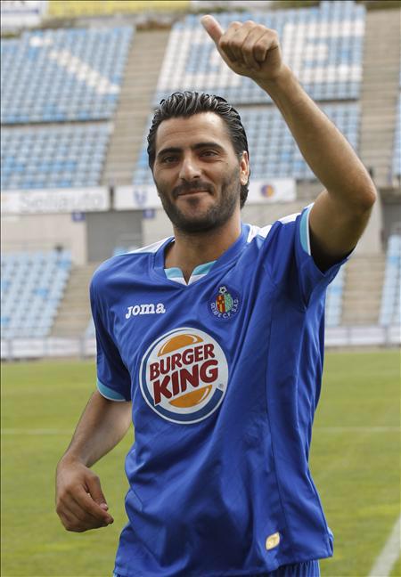 TraedRuffles's tweet photo. El refugiado al que agredió la reportera húngara, entrenará estos meses con el Getafe. http://t.co/RamF1VtBPa