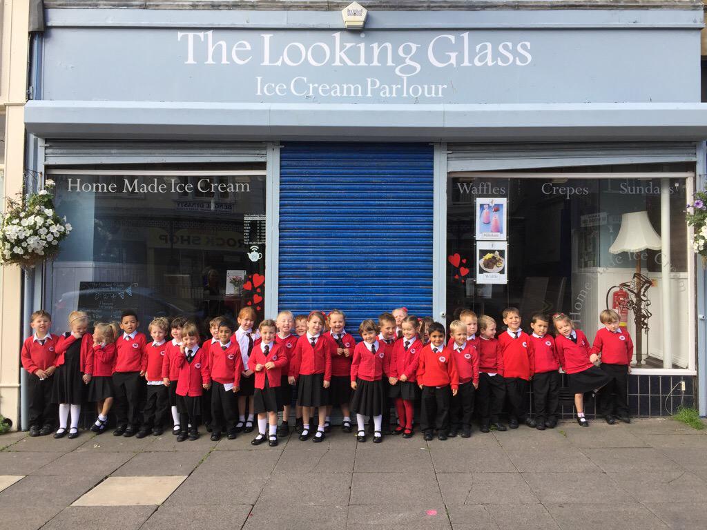 SanSior's tweet photo. Diwrnod bendigedig yn The Looking Glass / Delicious experience at The Lioking Glass ice cream parlour http://t.co/82iHb3wlYx