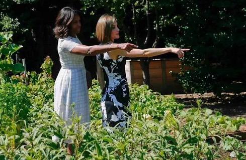 socdallabaix's tweet photo. Exclusiva! La Leti i la Michelle apuntant a la Meridiana #meridianament @lasegonahora @Araeslhora http://t.co/ivmNaHToQE