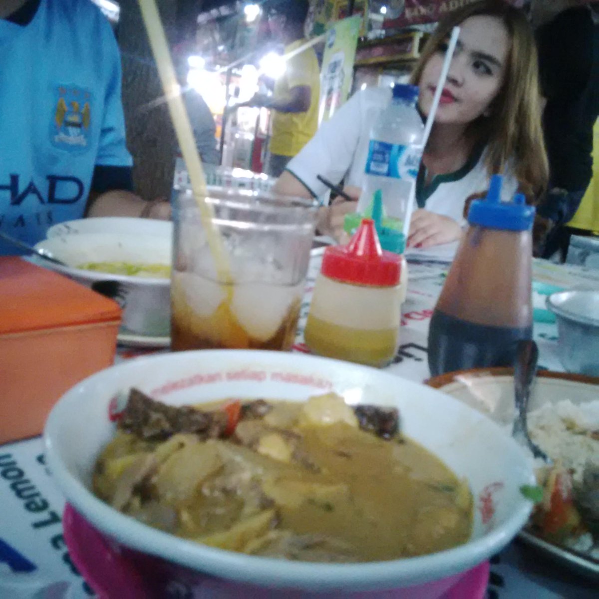 Lagi mau makan di gangguin mba ini @101Jakfm @mama_indonesia #tweetforduit #sotobetawibangndut09 #galaxy