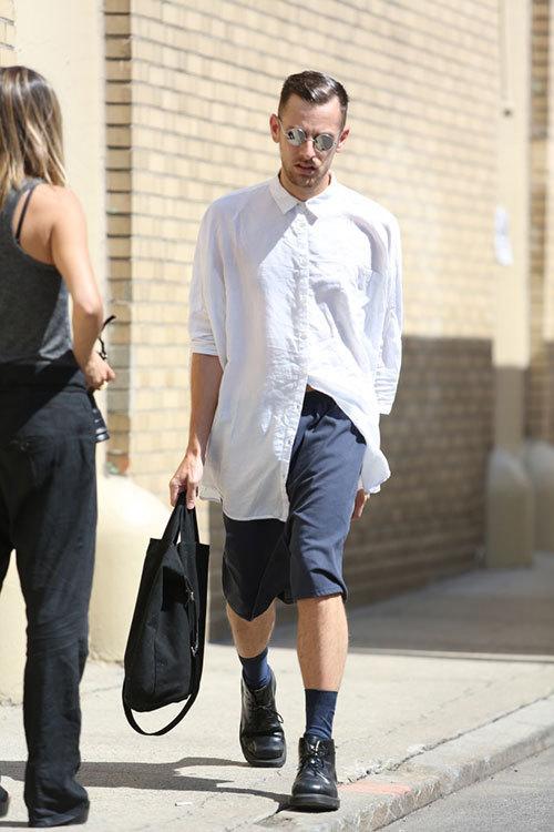 Eiichi Yukishita Menssnap 白リネンシャツ チャコールハーフパンツ 黒チャッカブーツ コーデ詳細 Http T Co Wivtq0h4cm Http T Co Ujt4rxg7hx ロングシャツも流行してきてるけど大人はやらない方がいいかな Twitter