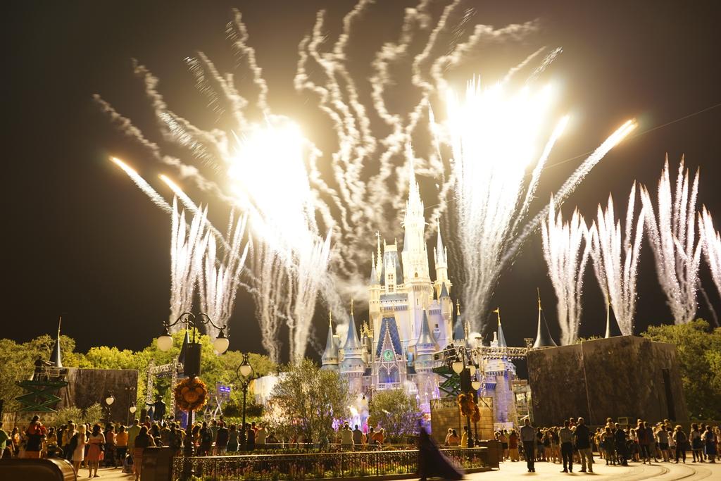 alpha_msmn's tweet photo. I went to the Magic Kingdom of Halloween!
I enjoyed heartily Halloween night until Midnight. http://t.co/IExeqRvP5y