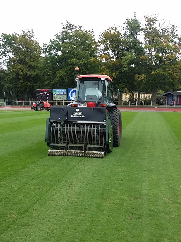 DanielPerkmar's tweet photo. Idag hjälpsådd. 105 kg stödsådd för att möta sista månaden av hyffsad tillväxt. #turf #turfco #triwave60 #grass http://t.co/oOols8BJIh