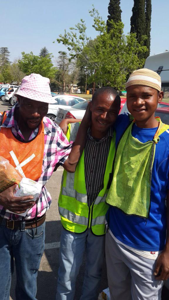 pasvpuk's tweet photo. Giving to those in need! #POLS #SJGD #PharmacyWeek #Brood&amp;meel @SRnwupuk http://t.co/oHSVhdibd6