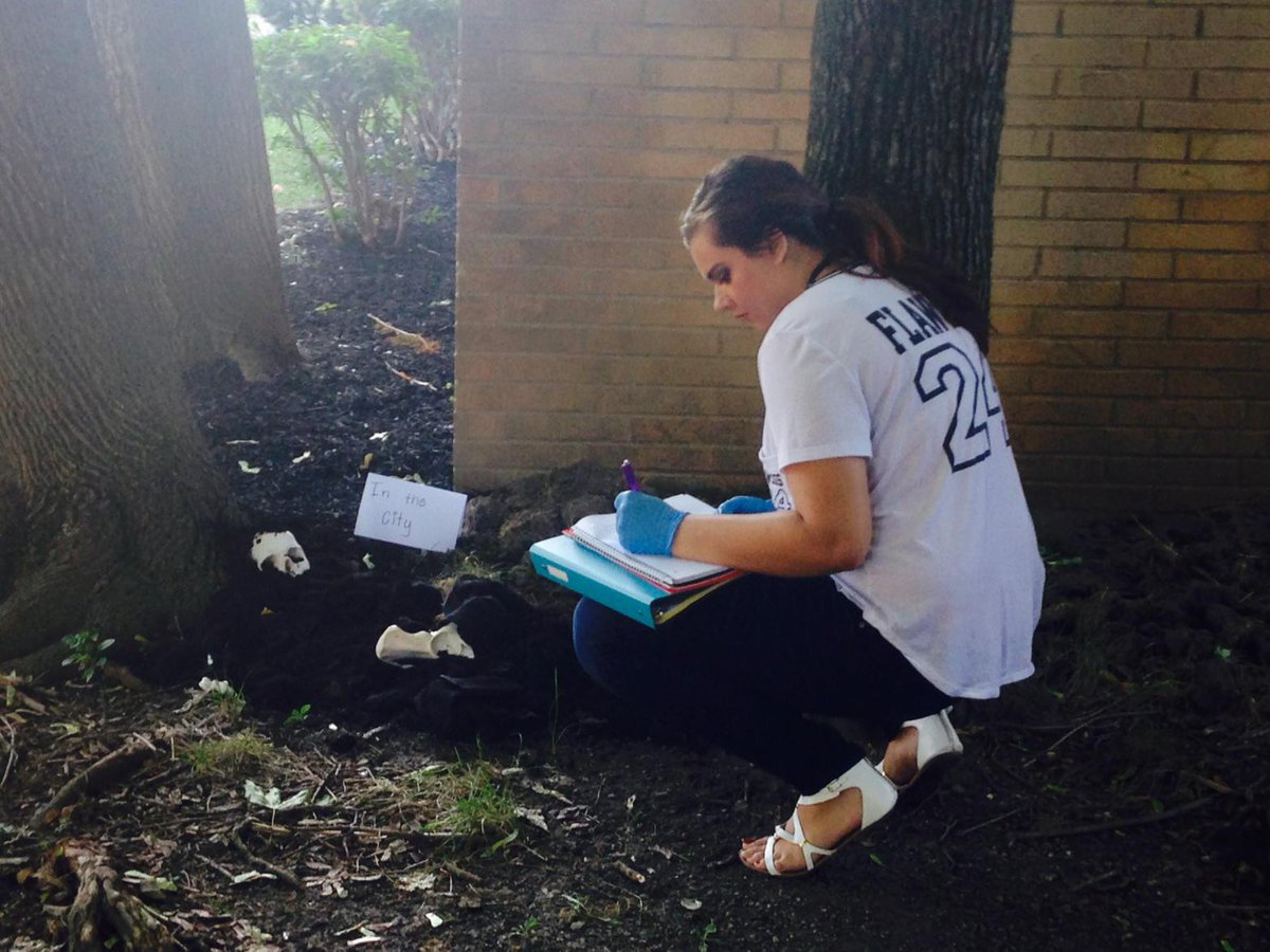 FHNTseniors's tweet photo. Senior alexis investigates the scene of the crime #bones #ahd http://t.co/IrYQsZKgg2