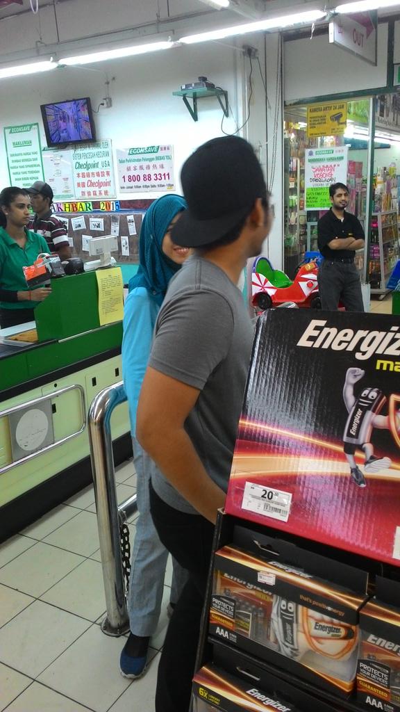 ajim8444's tweet photo. Teman laki bini shopping 🍌 http://t.co/Fd0qAYcy4s