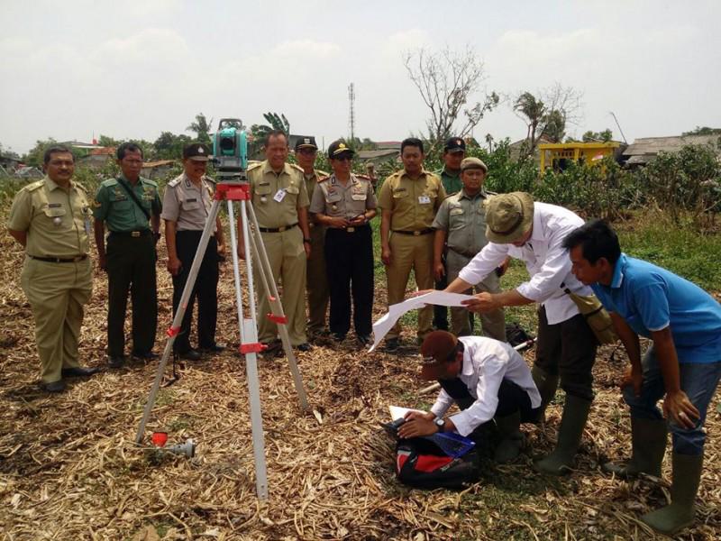 BeritaJakarta's tweet photo. POTRET JAKARTA: Pengukuran Lahan Waduk Rawa Rorotan, (16/9) http://t.co/Ji63FhL8qS