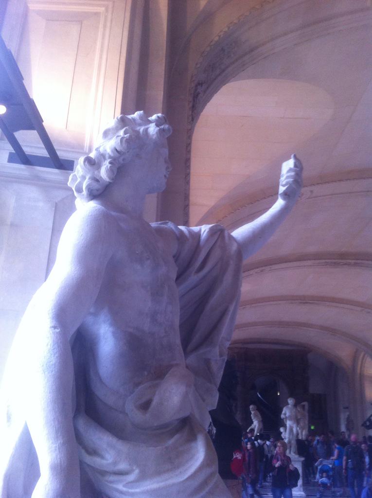 VicenTechGC's tweet image. Even the selfies came from the gods xD #selfie #Louvre #Museum #statue #apollo
