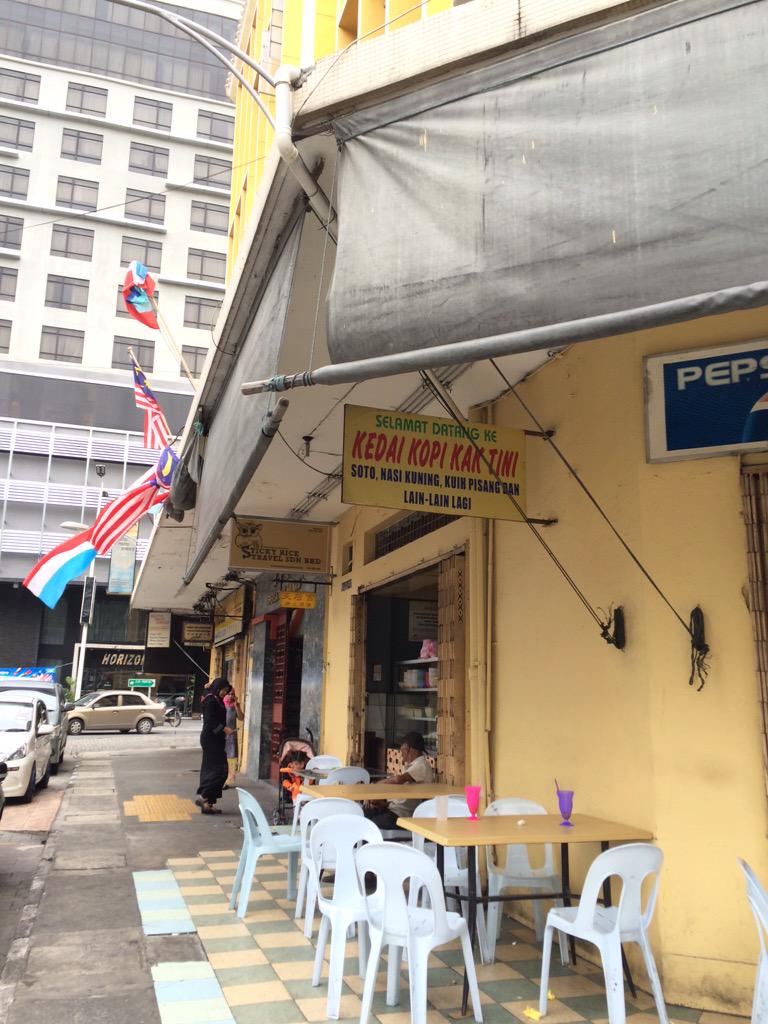 natasyaidris's tweet photo. @KakiTravels_ kedai kaktini ni popular kt KK tny je semua org tau kesedapan sup/pisang goreng dia #BLSabah
#BPSabah http://t.co/ryAhkVIg1f