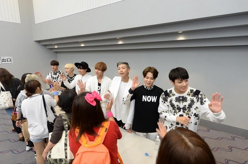 BTS_ARMY's tweet photo. 【PHOTO】防弾少年団、Homme、U-KISS、NU'EST…「SHOW CHAMPION Special KMF2015」ハイタッチ会でファンと交流 @Kstyle_news @BTS_twt http://t.co/zMX3RcMz77