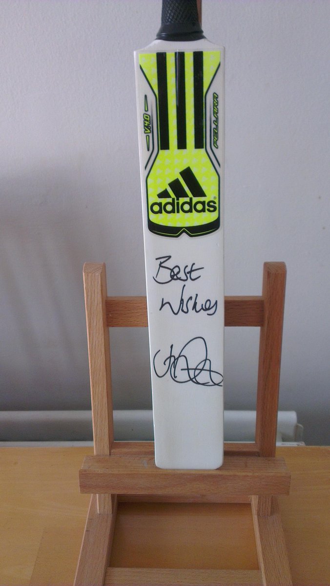 FramingLegends's tweet photo. *JUST IN* #joeroot signed miniature #Cricket Bat #england #ashes2015 

http://t.co/e5Yp8DvVAR http://t.co/GiH1fxq07U