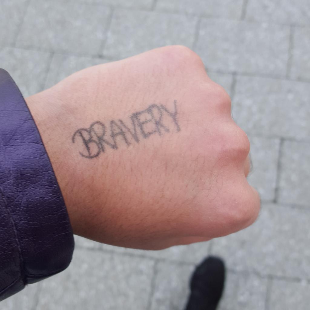 _Rojev's tweet photo. #ProjectBravery #WeSupportYouLarry http://t.co/MJTQkl97o0