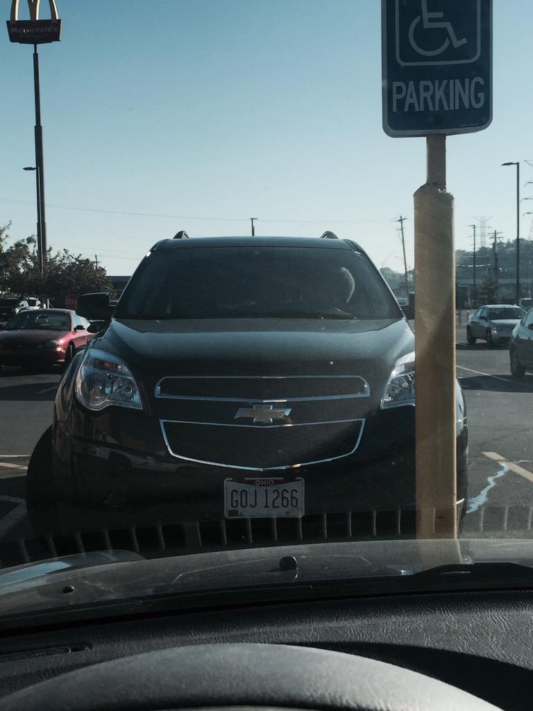 handi_slap's tweet image. Ladies with a car full of balloons (yay!), but no tag (boo!) #handi_slap