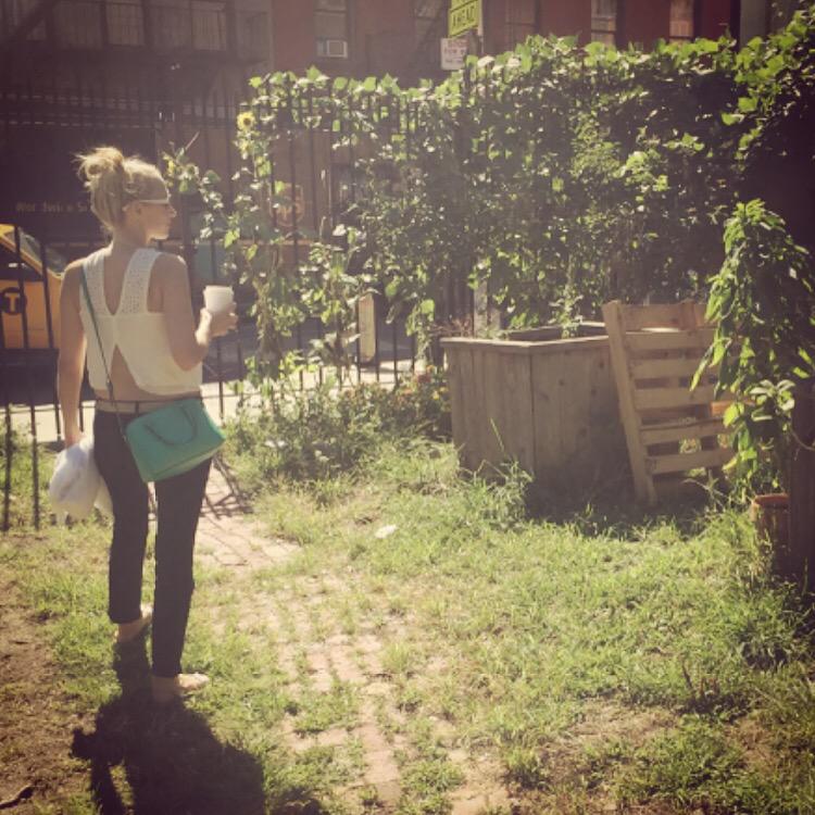 NikkiDinki's tweet photo. Found a secret garden in the east village, perfect place to enjoy my cup of bone broth from @brodoNYC #ForgetCoffee http://t.co/t8Mu7GcXyJ