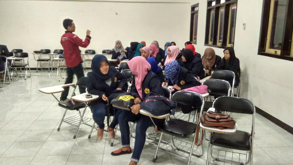 komplids_fkmuj's tweet photo. Kegiatan Capacity building 2 , semangat adik adikku 😘😍 http://t.co/AMpj3cO9Ee