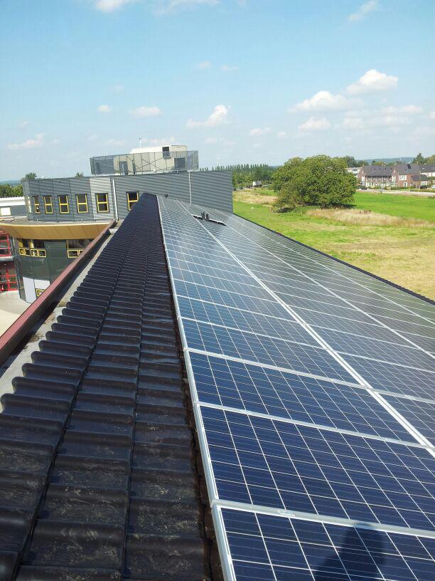 De Sébaschool en Detmarschool in <a href="/GemNeder_Betuwe/">Gem. Neder-Betuwe</a> wekken zelf stroom op met 294 zonnepanelen. Met dank aan <a href="/Volt4U/">Volt4U</a>!
