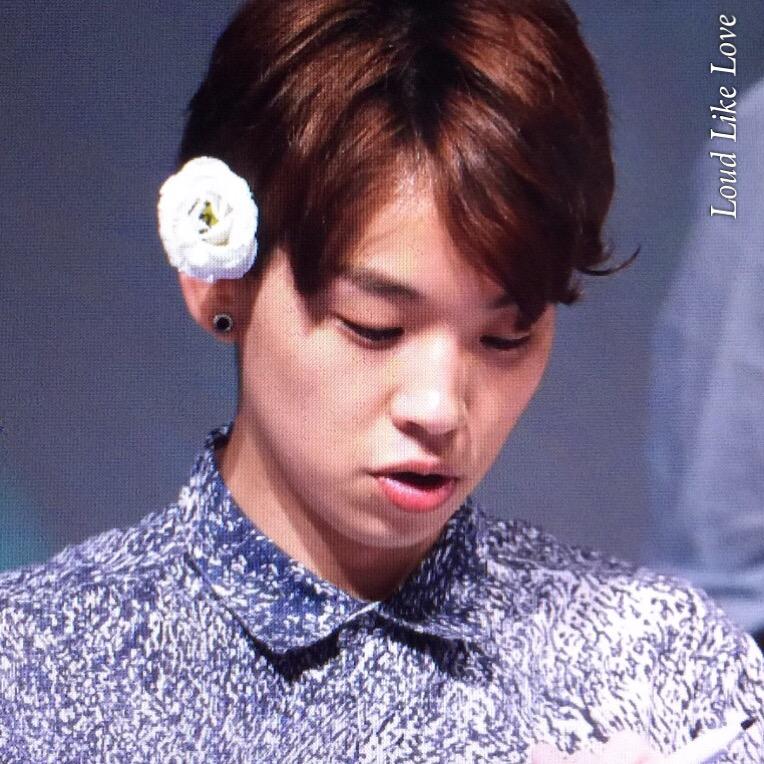 LoudLikeLove_6's tweet photo. 150916 신촌 팬사인회 #Day6 #데이식스 #준혁 #junhyeok @junhyeokk93 

💐🌸꽃보다 더 예뻐😘 http://t.co/rd9dlVxFRO