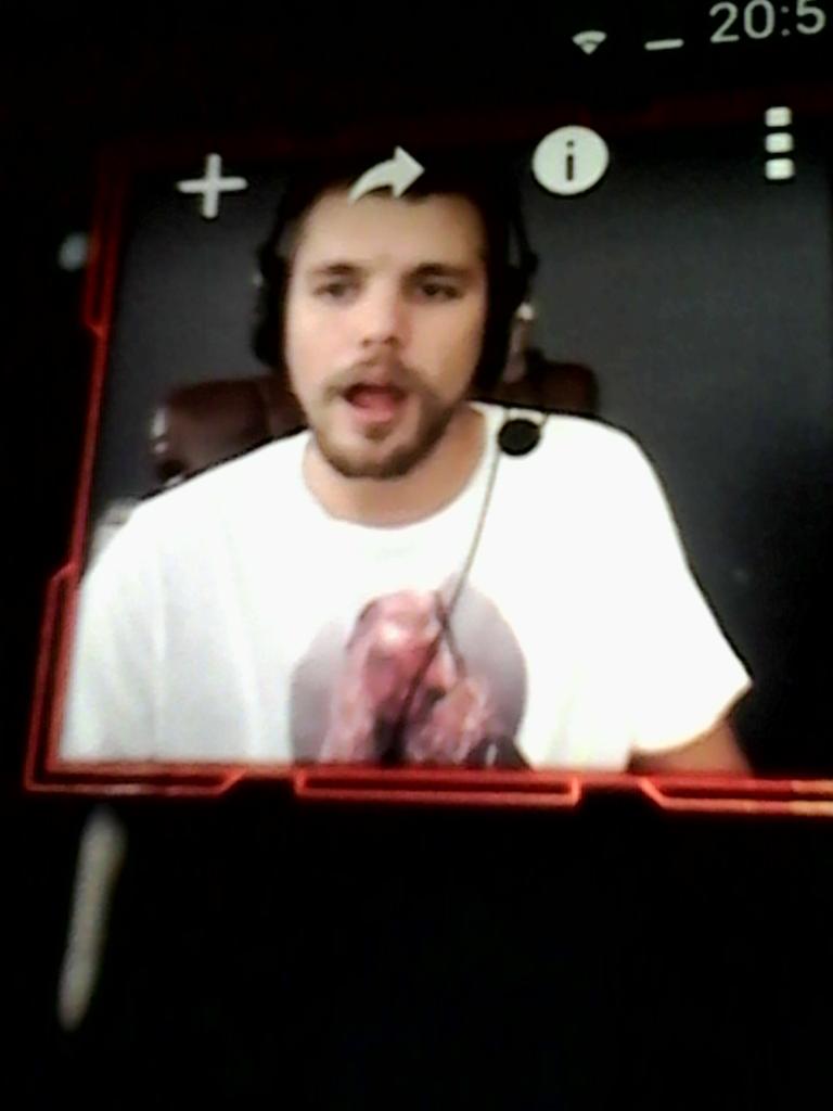 QuentinMace's tweet photo. @FRSkyRRoZ quand Skyrroz recois de la merde dans les largages sur aw 😂 http://t.co/3K5fBNFISp